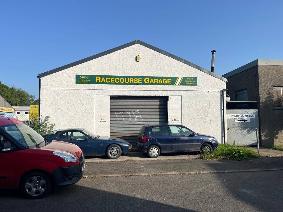 4 Ramp freehold car repair & MOT garage, Totnes Devon Photo 6