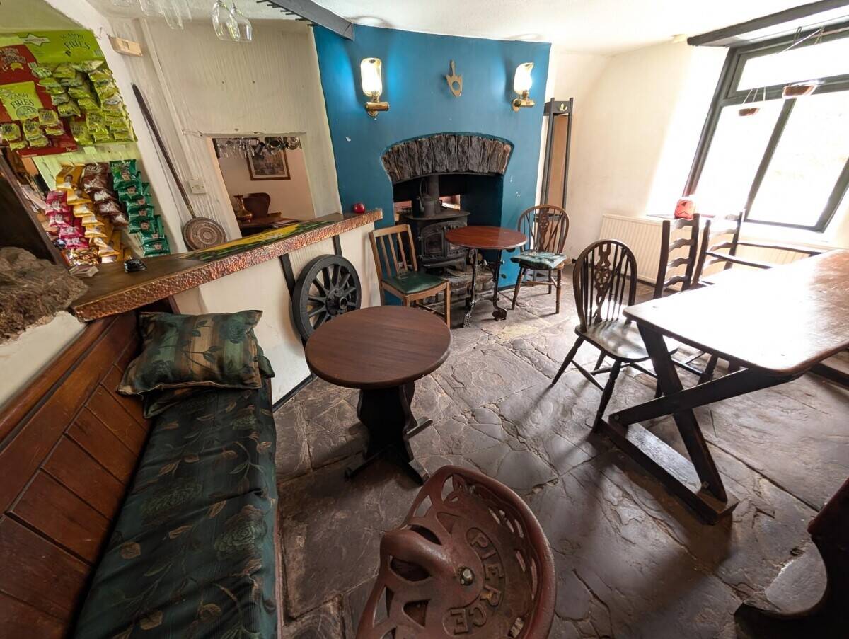 MONMOUTHSHIRE (NEAR CHEPSTOW) - CHARACTER VILLAGE FREEHOUSE