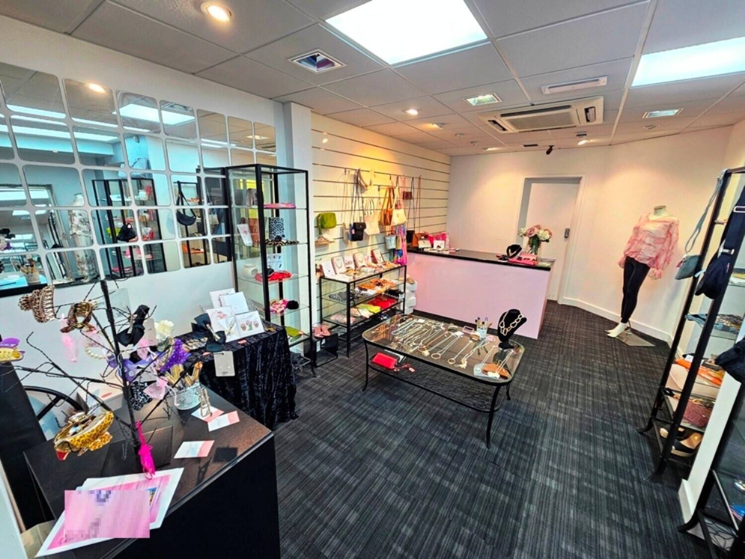 INDEPENDENT LADIES CLOTHING BOUTIQUE . EST 17 YEARS – FOR SALE – HADLEIGH, ESSEX