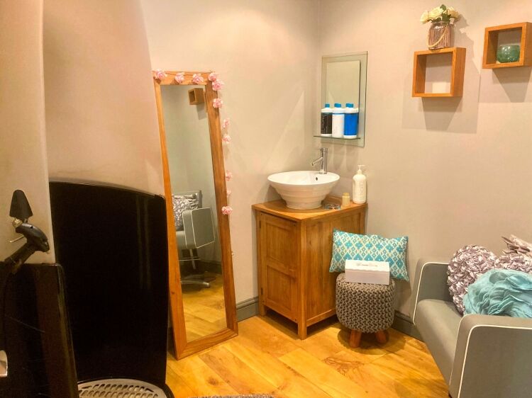 FULLY EQUIPPED HAIR & BEAUTY SALON PREMISES