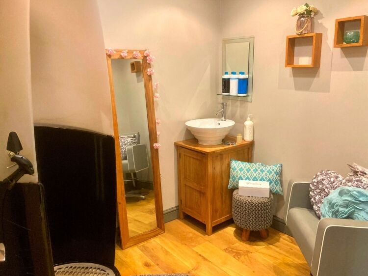 FULLY EQUIPPED HAIR & BEAUTY SALON PREMISES Photo 6