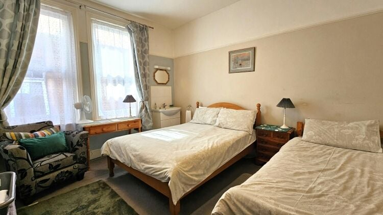 Retirement Sale of 11 Bedroom Home & Income B&B Well Located Between Shopping Thoroughfare and Pier Photo 6