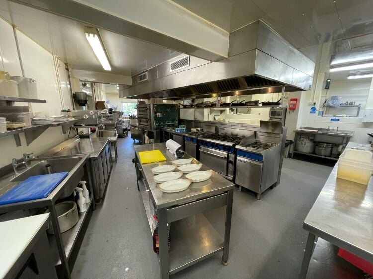 Traditional Italian Restaurant/Pizzeria & Staff and Owners Accommodation Photo 6