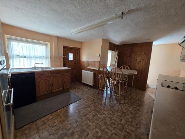 Auction Lot: Spacious Detached 3-Bedroom House with adjoining Workshop & Ample Parking For Sale in Newton Abbot Photo 6