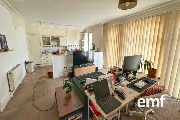 Let Commercial Investment With 4 Let Flats Photo 6