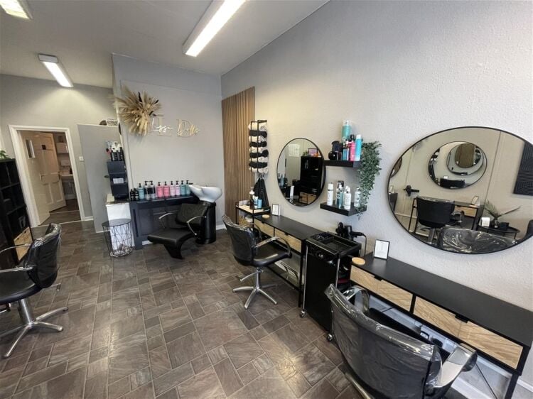 Retail Premises in a Prime Position To Let For Sale in Newton Abbot