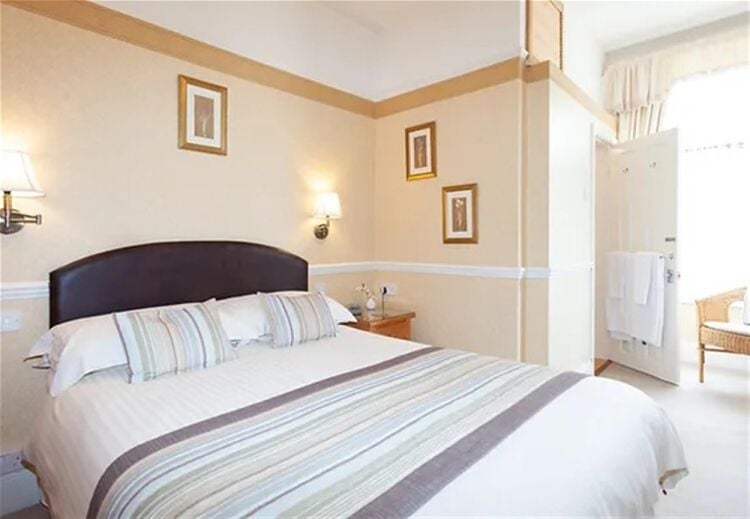 Charming Highly Rated 6-Bed Guest House in Torquay For Sale in Torquay Photo 6