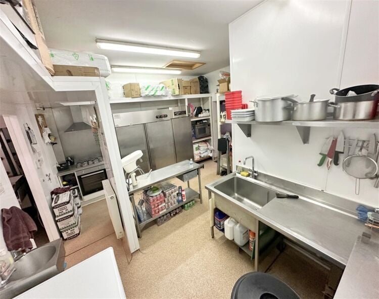 Established fish & chip takeaway, Daventry parade Photo 6