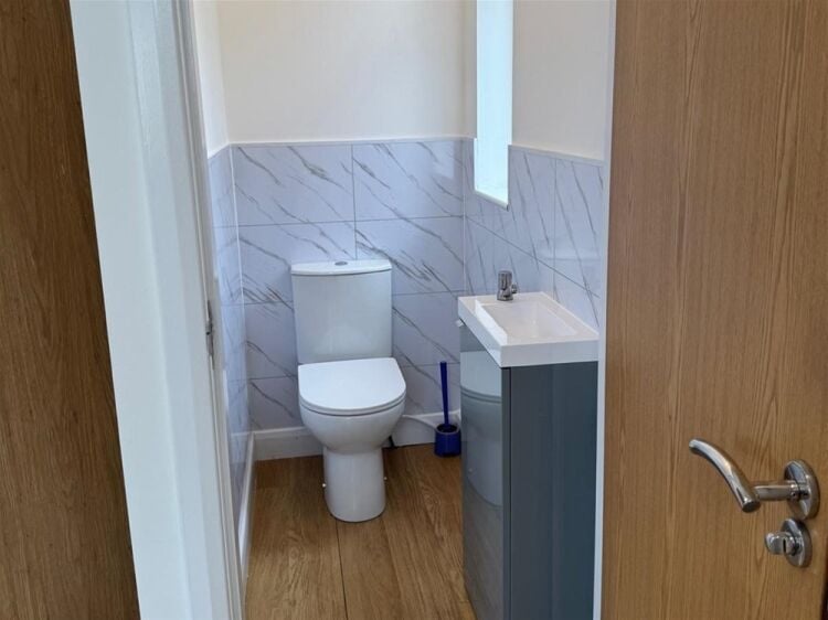 Vacant Unit For Sale in Elland Photo 6