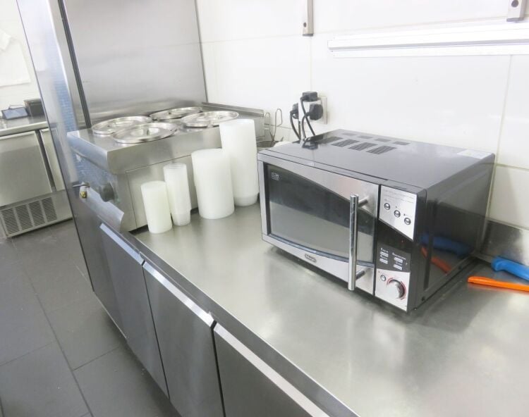 Modern semi-detached fish & chips business trading evenings only, closing 9.00 pm latest Photo 6