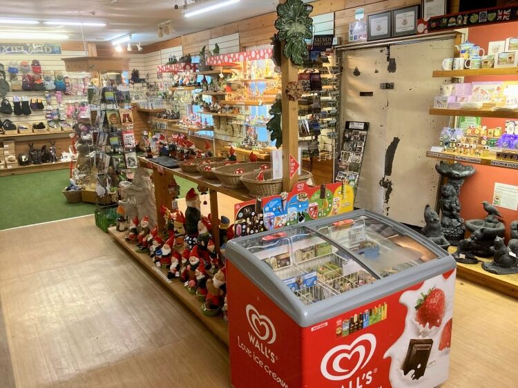 TOURIST ATTRACTION – GIFT/SOUVENIR RETAIL, ORNAMENT RETAIL & MANUFACTURING, SNACKS & GARDENS