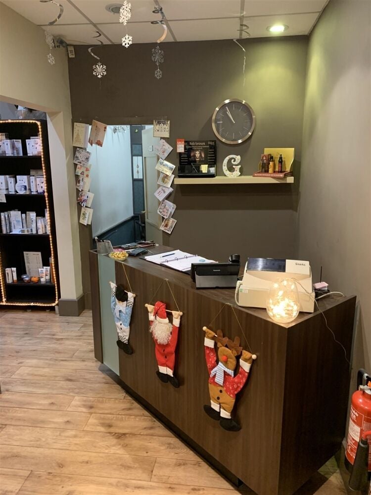 STYLISH UNISEX HAIR & BEAUTY SALON IN FALKIRK TOWN CENTRE Photo 7