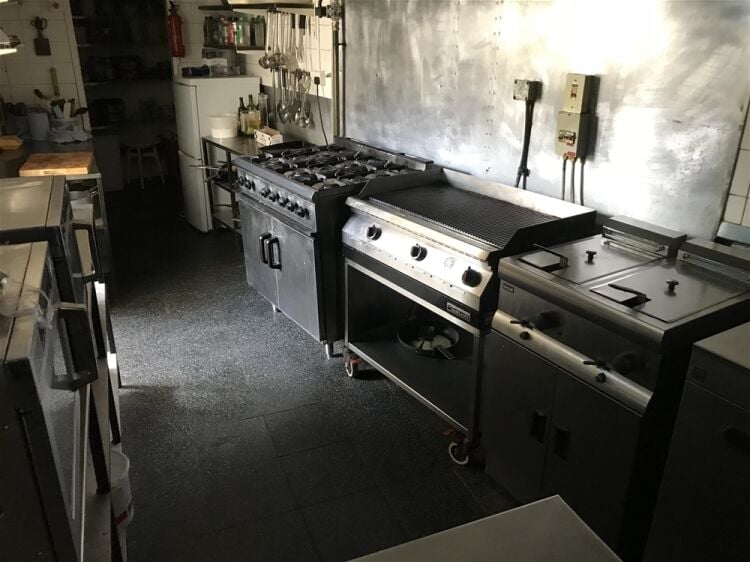 FULLY LICENSED FREEHOLD HOTEL/RESTAURANT & FUNCTION VENUE IN WARMINSTER TOWN CENTRE