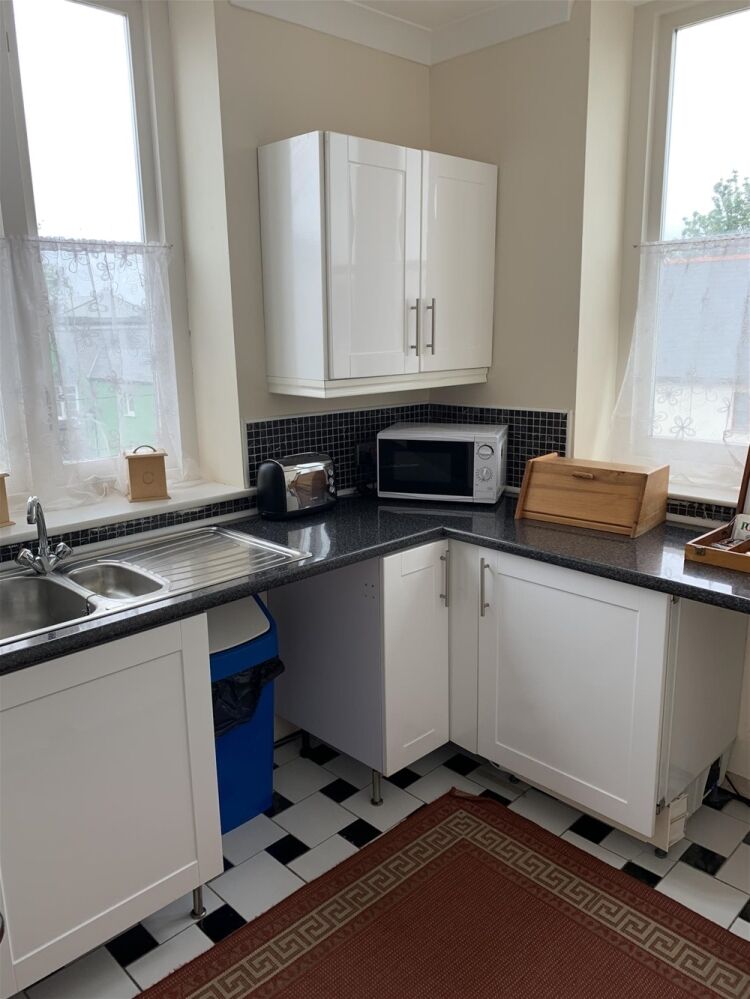 FREEHOLD B&B OR SELF CATERING APARTMENTS WITH LICENSED BAR & RESTAURANT IN PEMBROKE DOCK
