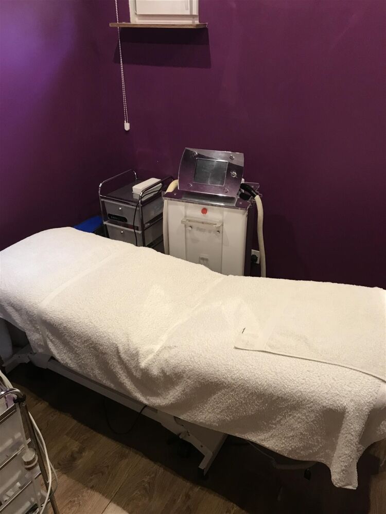 LASER BEAUTY & AESTHETICS STUDIO IN SOUTHAMPTON SUBURB Photo 7