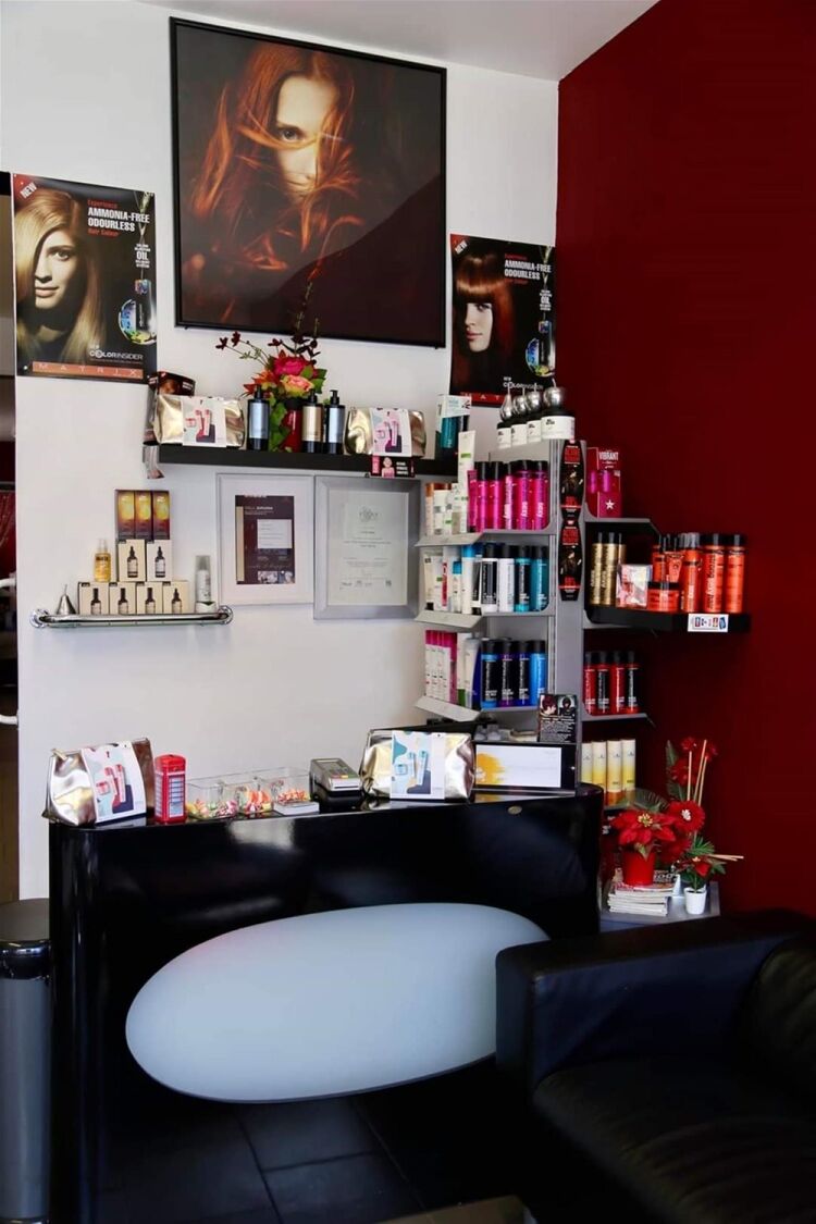 STYLISH UNISEX HAIR SALON WITH PRIVATE APARTMENT IN ST HELENS