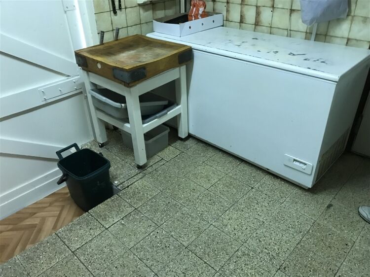 FREEHOLD LICENSED RESTAURANT WITH FAMILY APARTMENT IN DYFED WALES