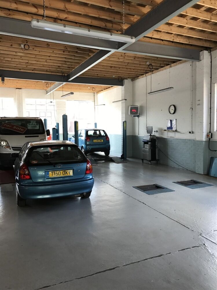 MOT TESTING & REPAIRS CENTRE IN SHEFFIELD SUBURB