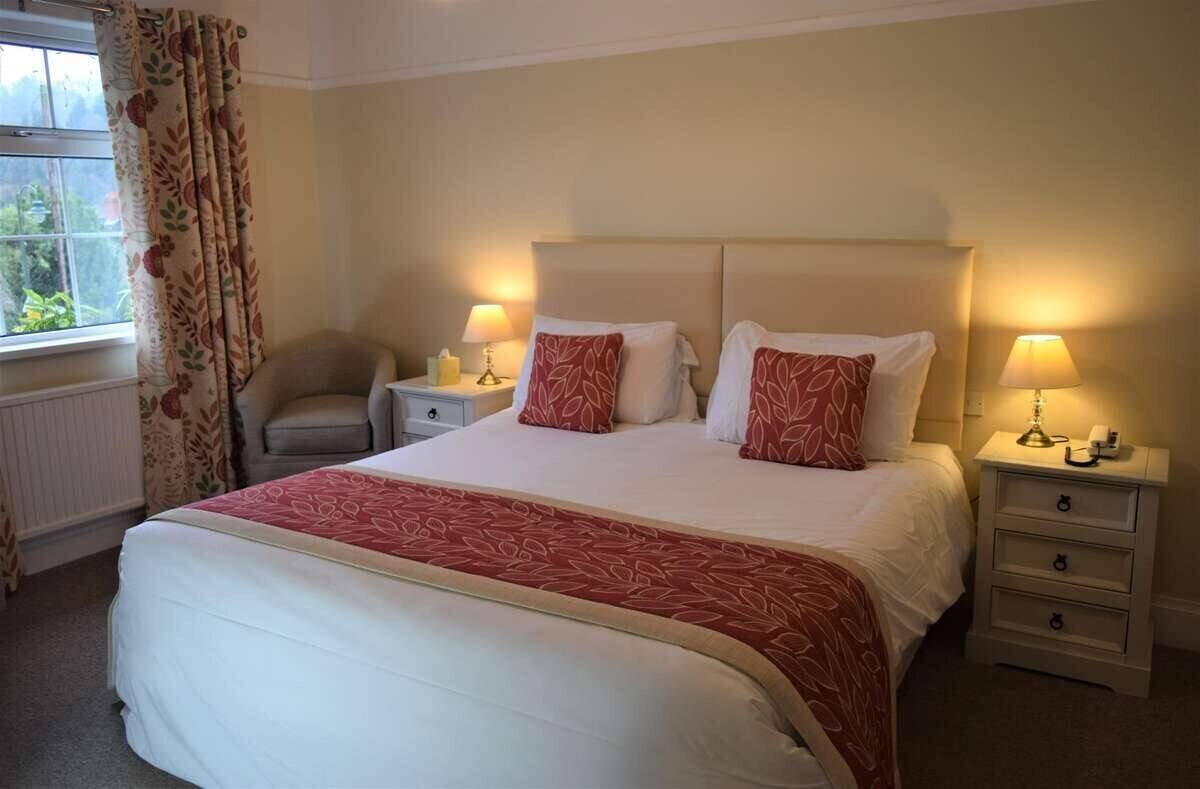 MONMOUTHSHIRE - RIVERSIDE VILLAGE HOTEL, EXCEPTIONAL INN OF ARCHITECTURAL APPEAL