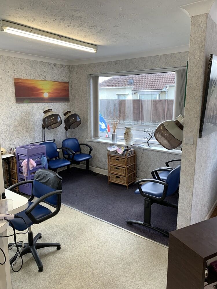 FREEHOLD UNISEX HAIR SALON in prosperous commuter village suburb LINCOLN