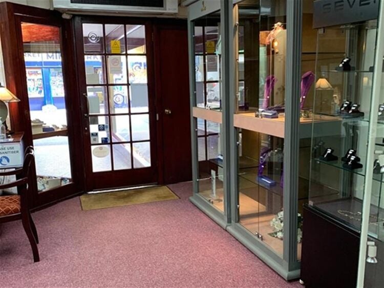 LONG ESTABLISHED HIGH STREET JEWELLERS – DEVON Photo 7