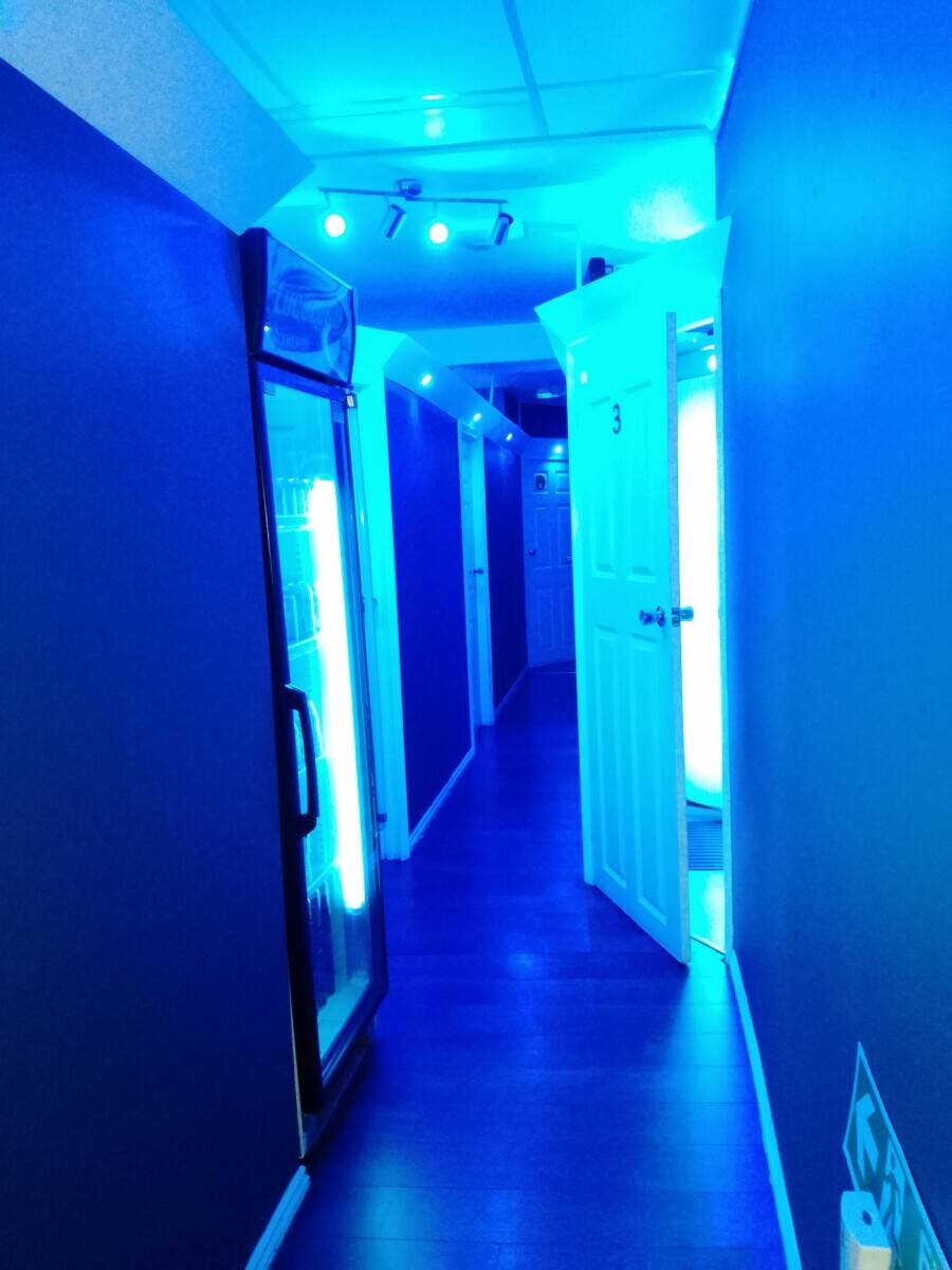 Newly refurbished Tanning Salon and Supplement. Photo 7