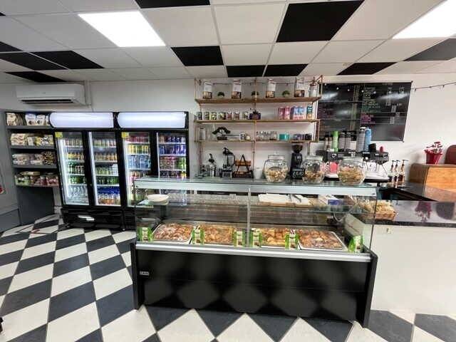 Italian Convenience Store with Off Licence and Delicatessen in East London For Sale Photo 7