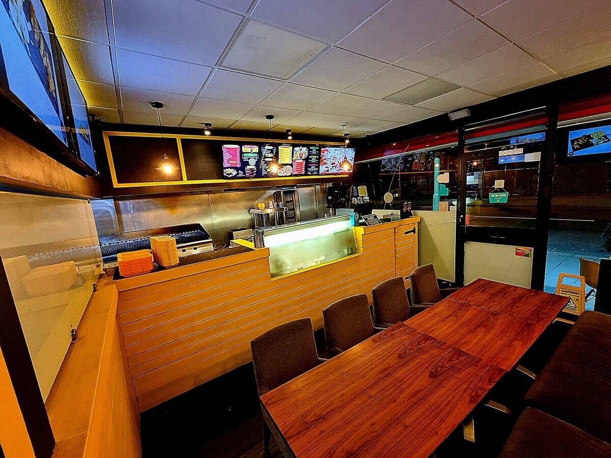 Leasehold Pizza and grilled chicken shop with 3-bed flat