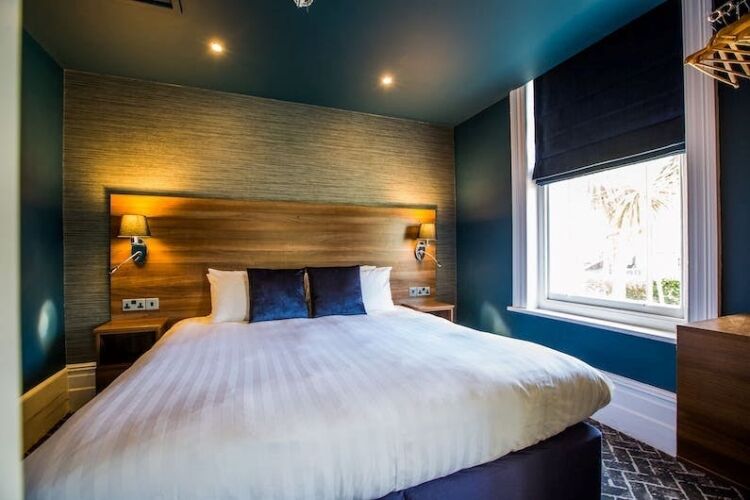 Refurbished and profitable 19 bedroom (all en-suite) limited service accommodation business on Bournemouth's renowned West Cliff Photo 7