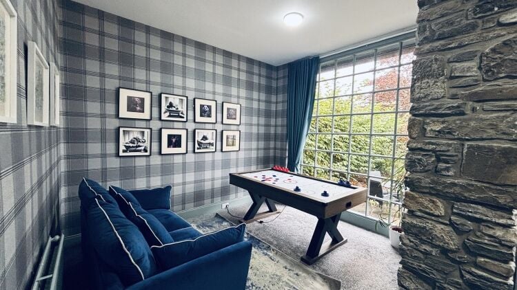 Popular and thriving nine-bedroom hotel in Kingussie Photo 7