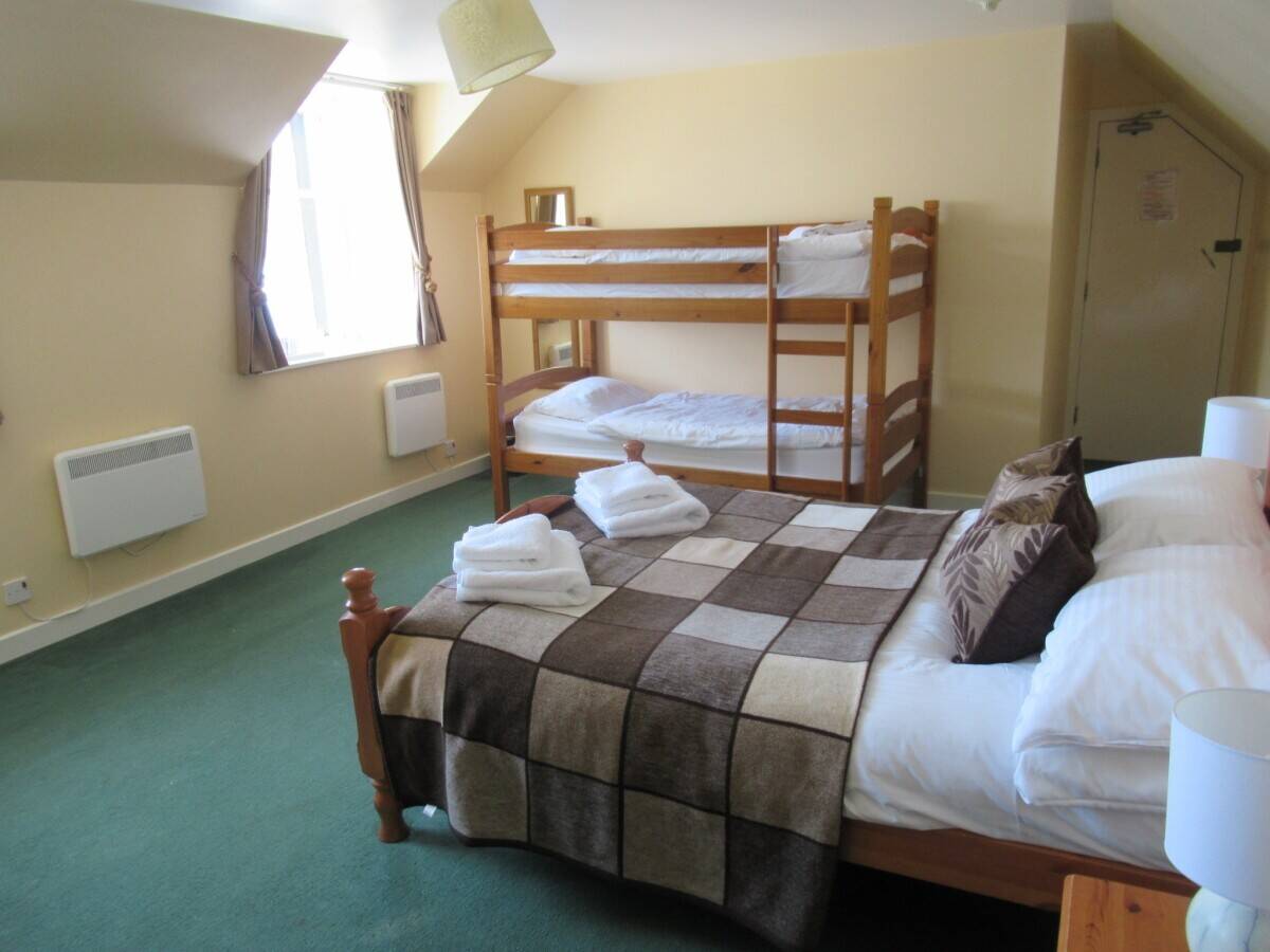 Fabulous Waterside Inn overlooking the Iconic Loch Linnhe - For Sale