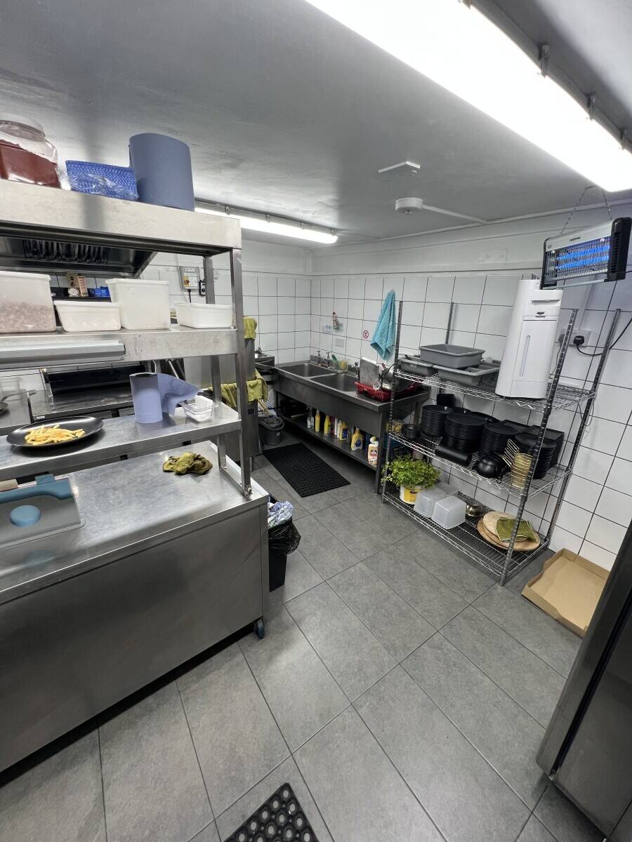 Grill restaurant with alcohol license & 10 years lease Photo 7