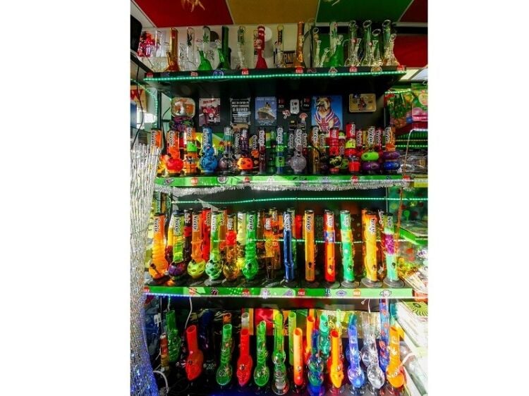 Well established wholesalers of smoking accessories and vapes shops for sale