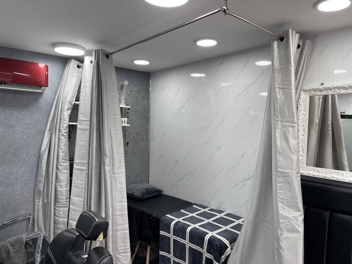Beauty Saloon on Ilford lane , fully running and furnished, very cheap on rent and cheap premium