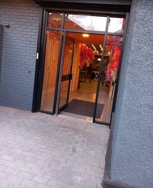 Spacious and Trendy Diner / Dessert Restaurant Photo 6
