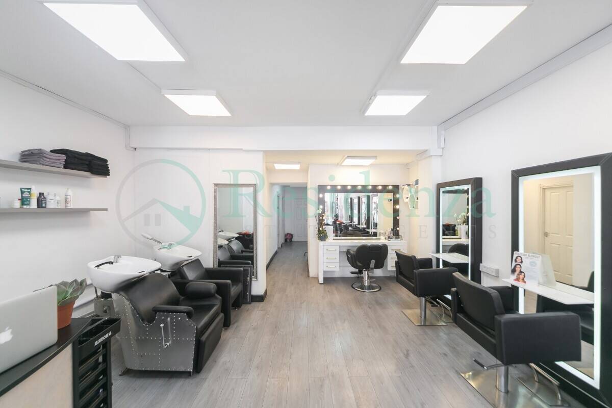 established class E beauty salon measuring in excess of 900 sq/ft over ground level, located in Tooting B Photo 7