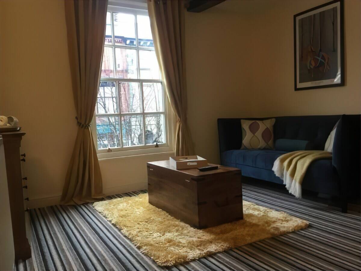 7 room Boutique Hotel Coffee House and 40 inside / 20 outside cover Restaurant