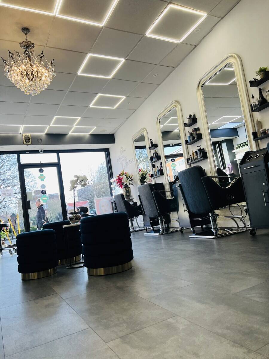 Very busy established hair and beauty salon comprising two floors Photo 7