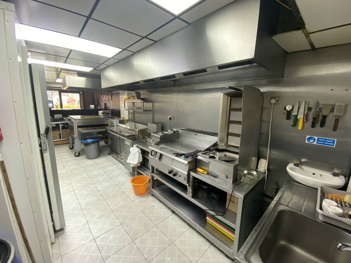 Italian pizza & kebab takeaway for sale with 1 bedroom flat and potential space for expansion