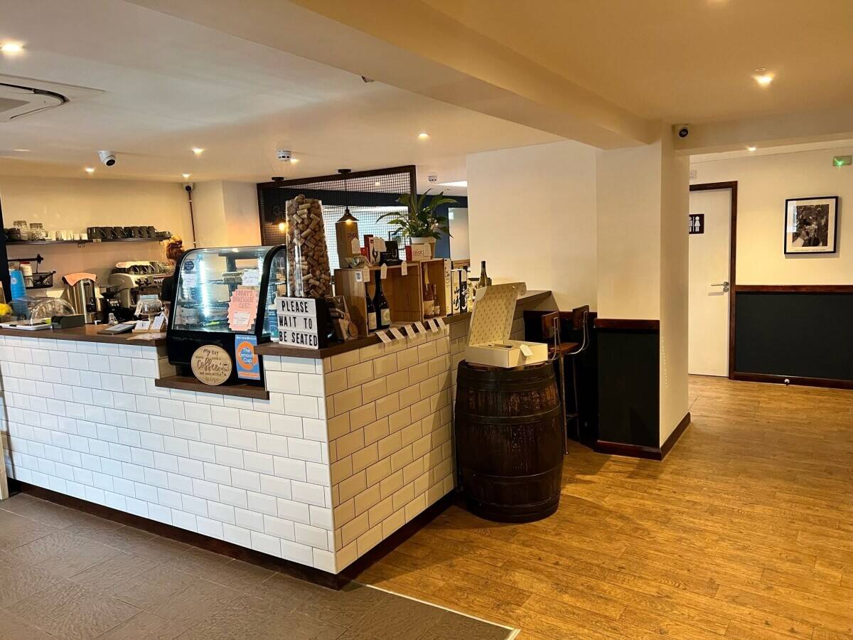 Licensed Cafe Bar & Restaurant In A Sought After East Devon Coastal Town Photo 5