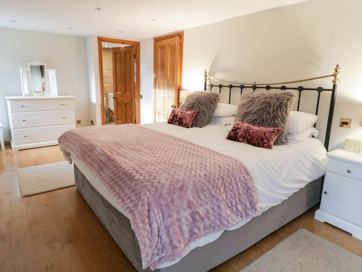 Freehold Idyllic self catering cottage with beautiful 3 bedroomed owners accommodation.