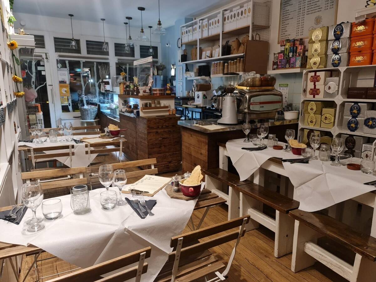 Well-established Italian deli in the heart of Finsbury Park area