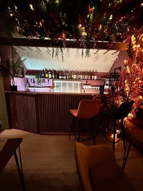 Absolutely Stunning Cafe Bar & Lounge Photo 7