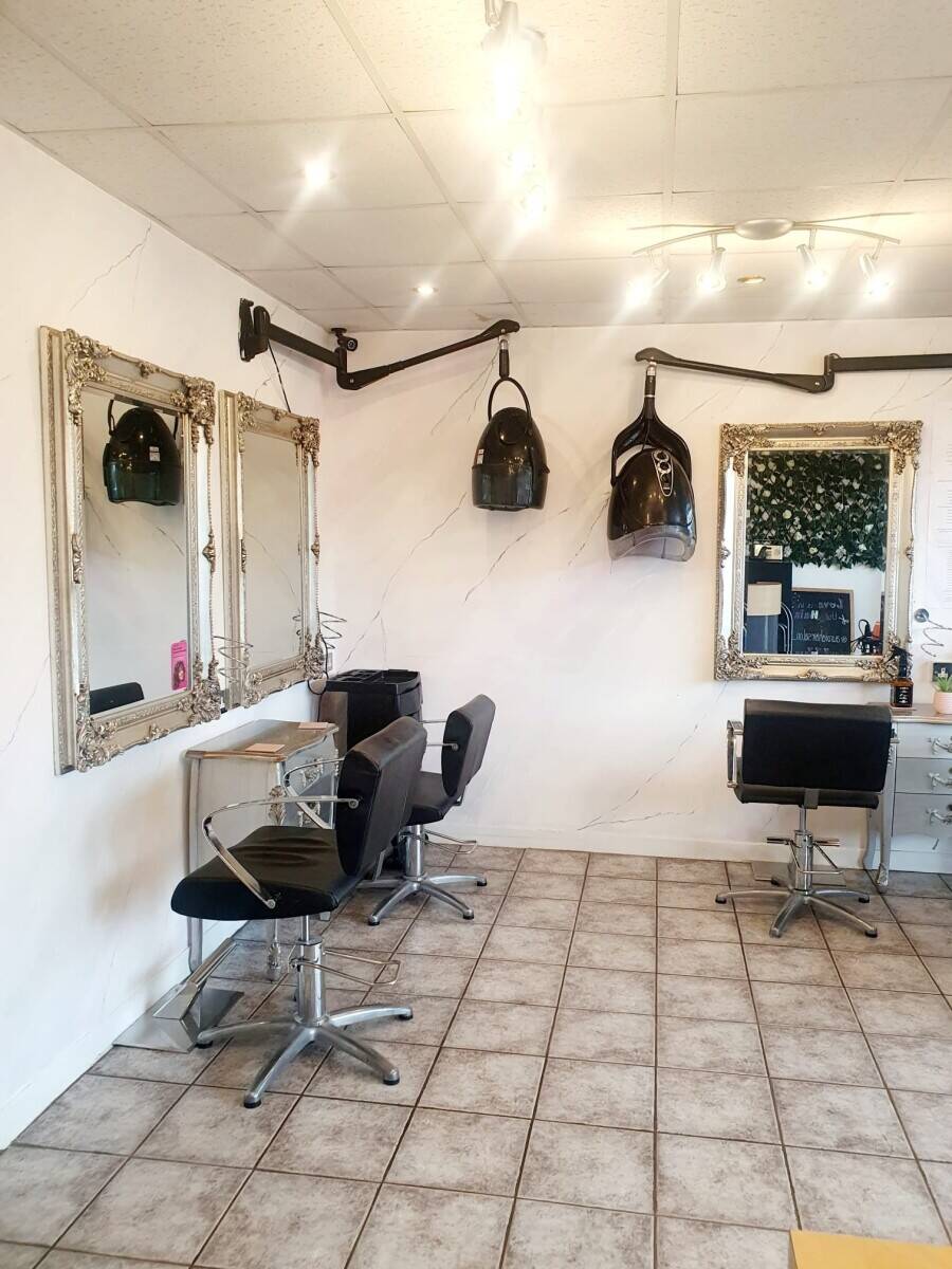 Busy salon for sale in dunstable Photo 6