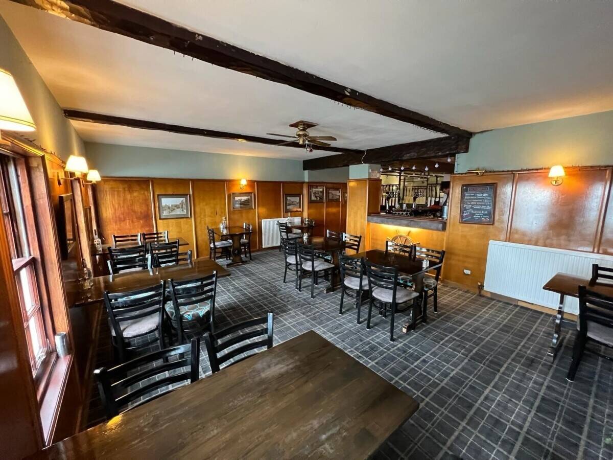 Harbour side restaurant and bar in sought after location (ref 1643)