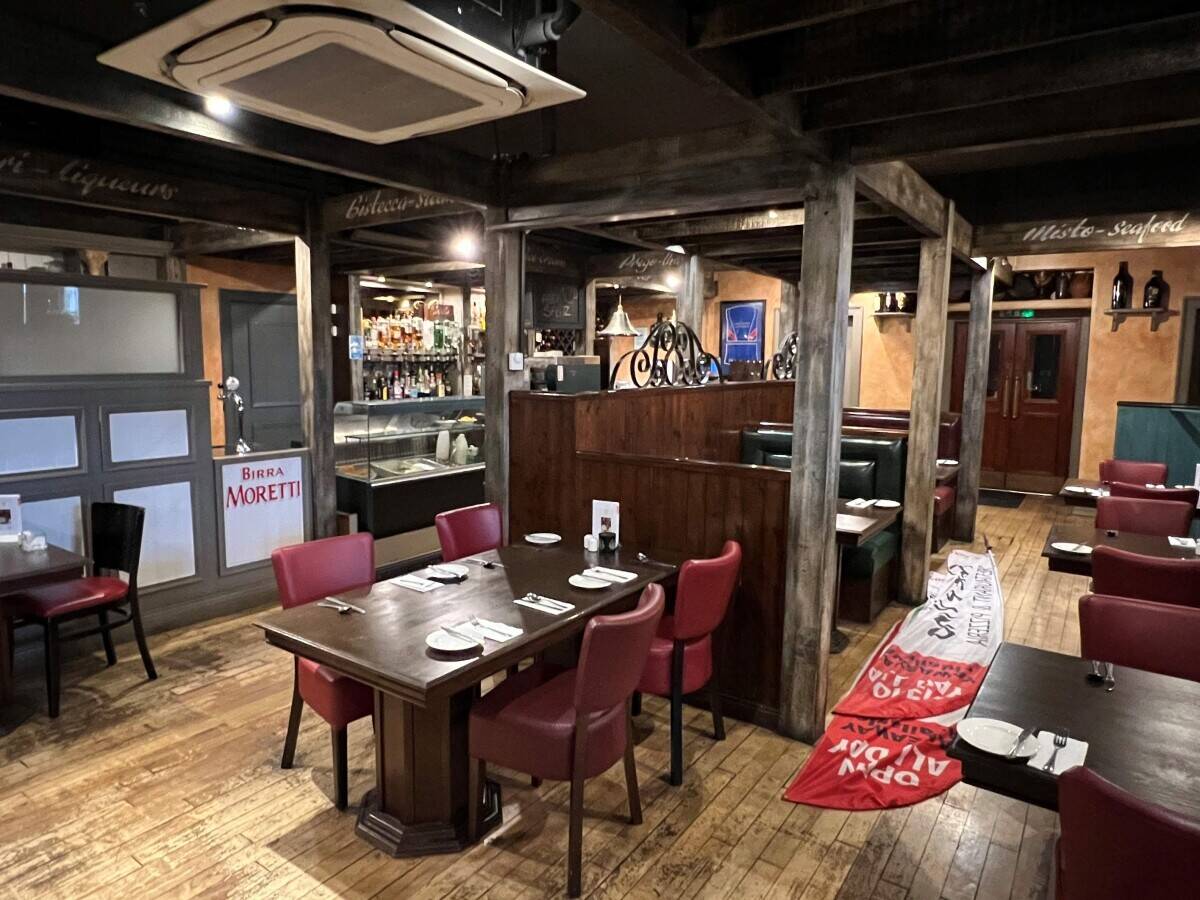 An outstanding town centre restaurant (ref 1648) Photo 7