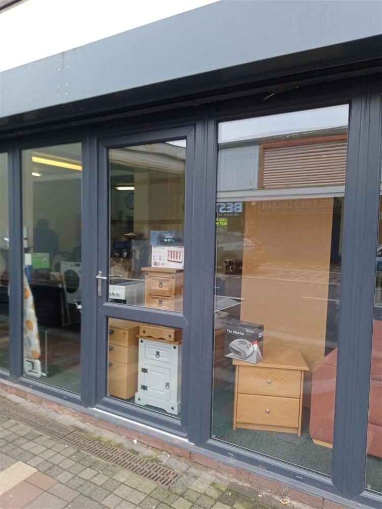 FREEHOLD VACANT PREMISES WITH PRIVATE APARTMENTS NEAR ROTHERHAM