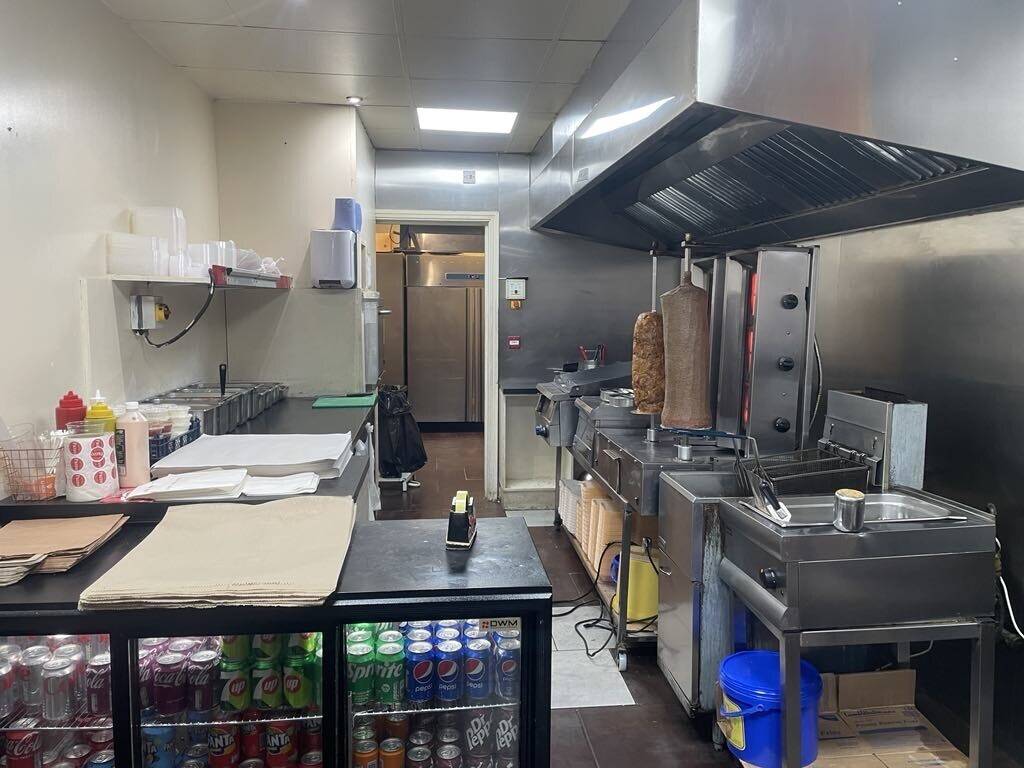 Takeaway & Desserts for sale, spacious workspace allowing alternative uses Photo 8