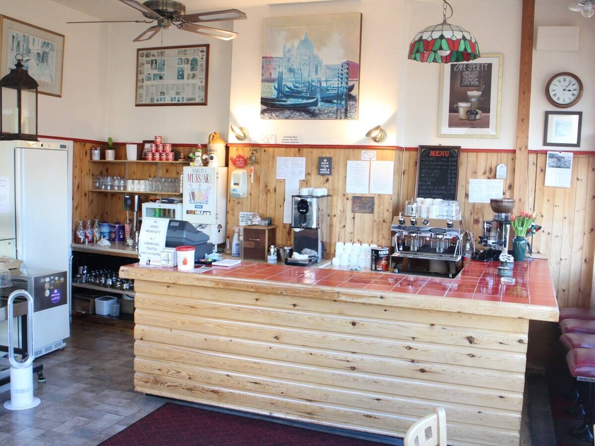 LINCOLNSHIRE COAST - HIGH STREET CAFE WITH 5 DOUBLE BEDROOMS Photo 7