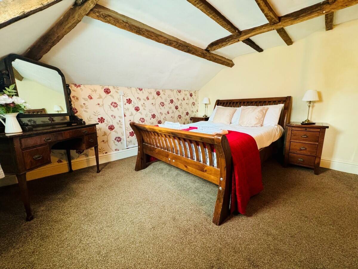 WORCESTERSHIRE - FAMED RIVERSIDE TOWN HIGH TRADING INN